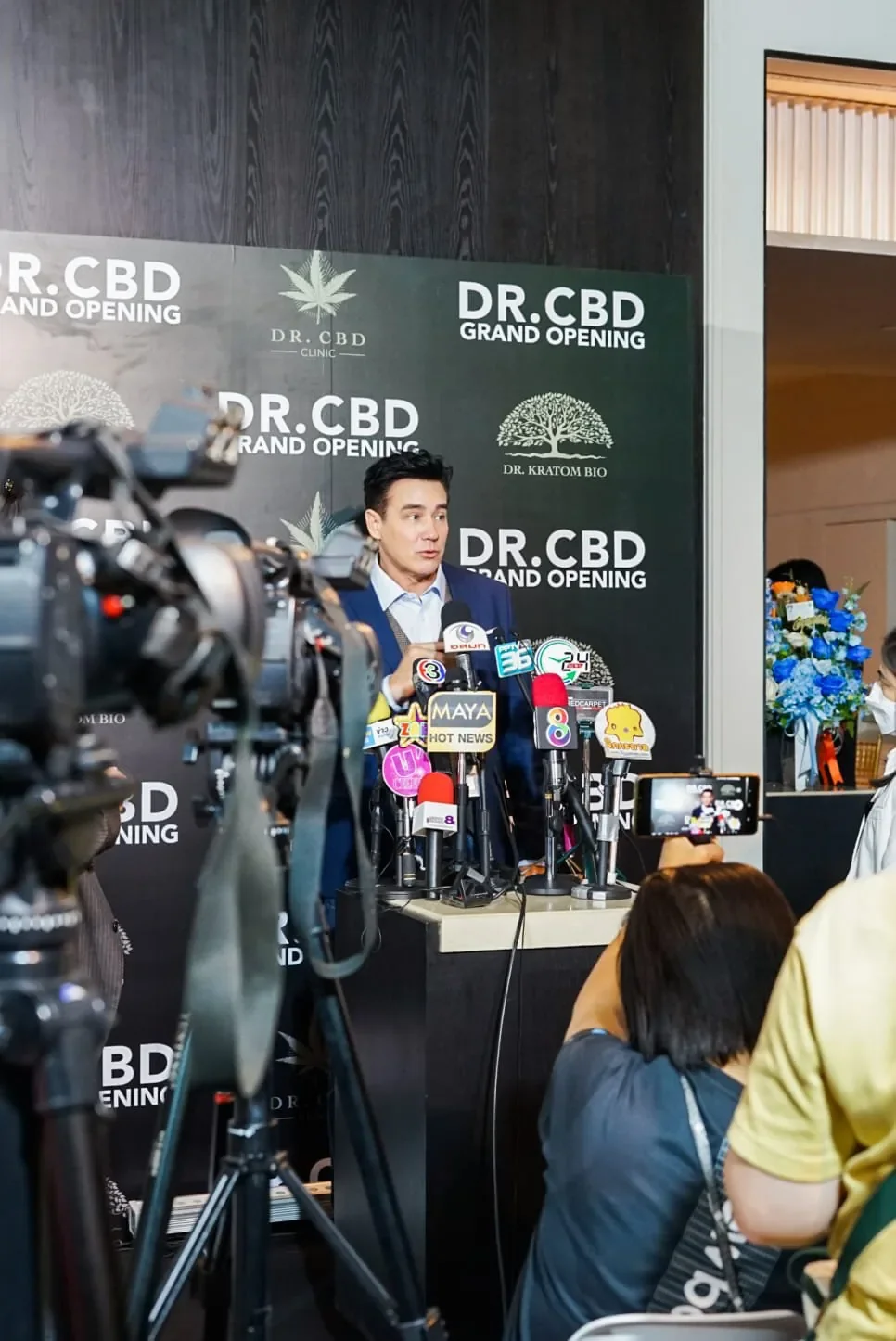 ผู้ถือไมโครโฟนและสื่อมวลชนหน้าฉาก Dr.CBD