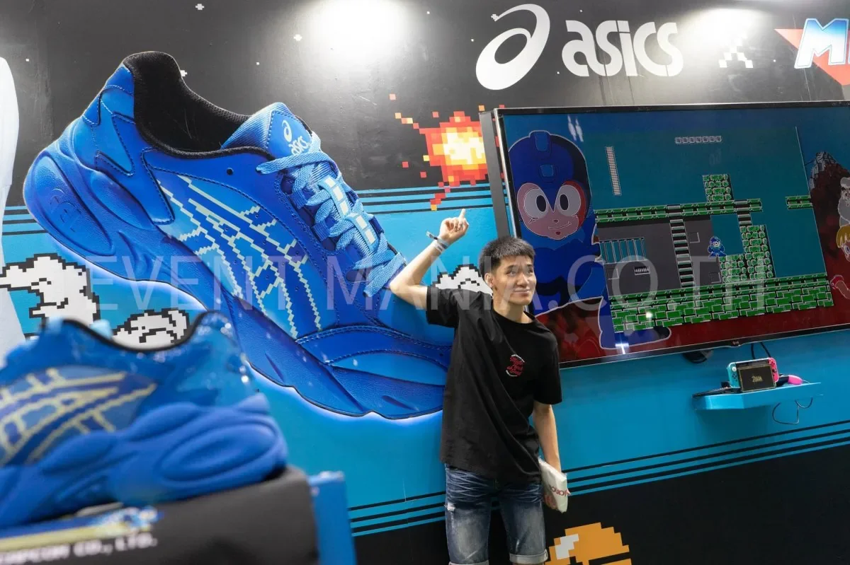 รองเท้า ASICS จำลองขนาดใหญ่ในพื้นที่จัดแสดง