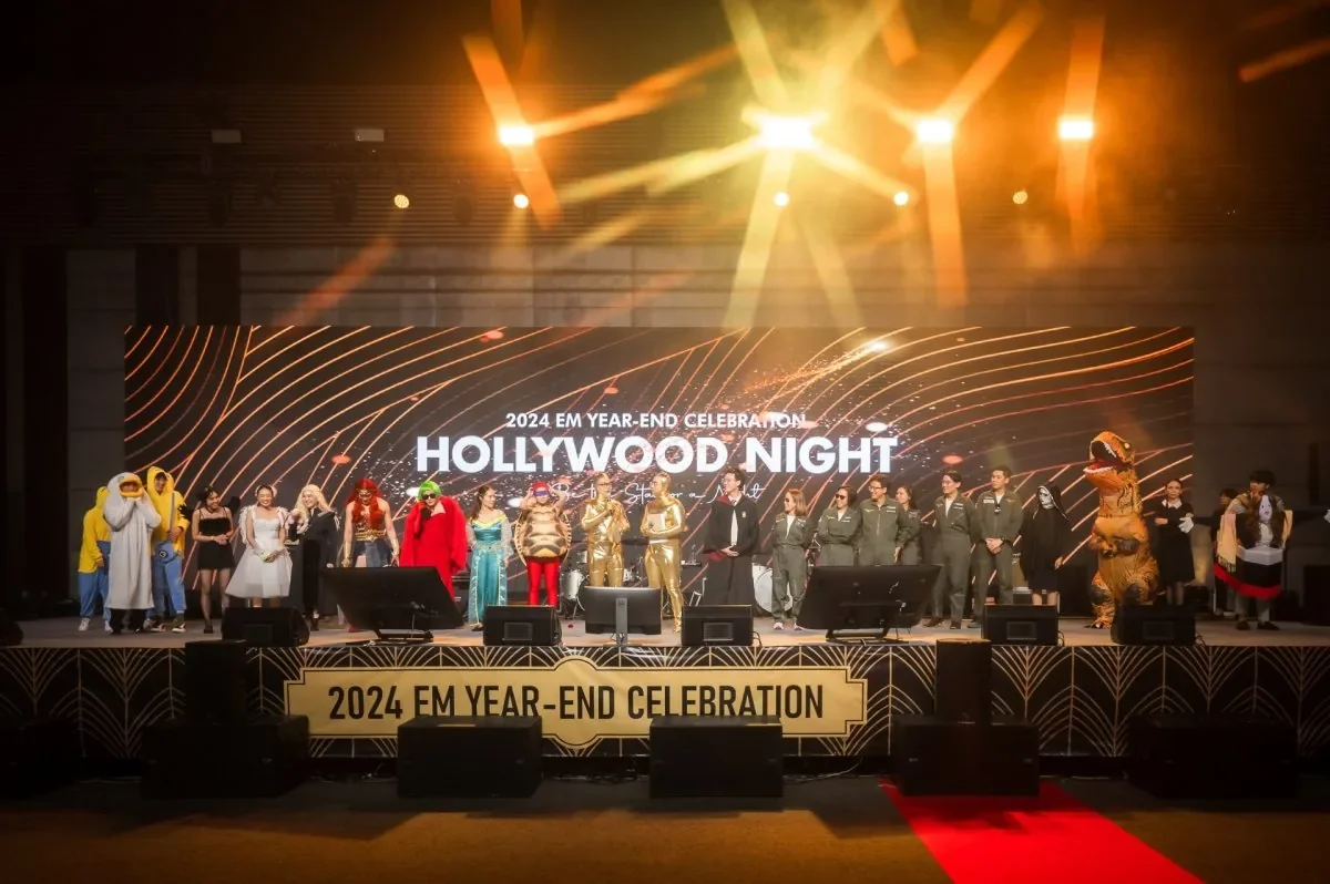 ภาพหมู่บนเวทีธีม Hollywood Night