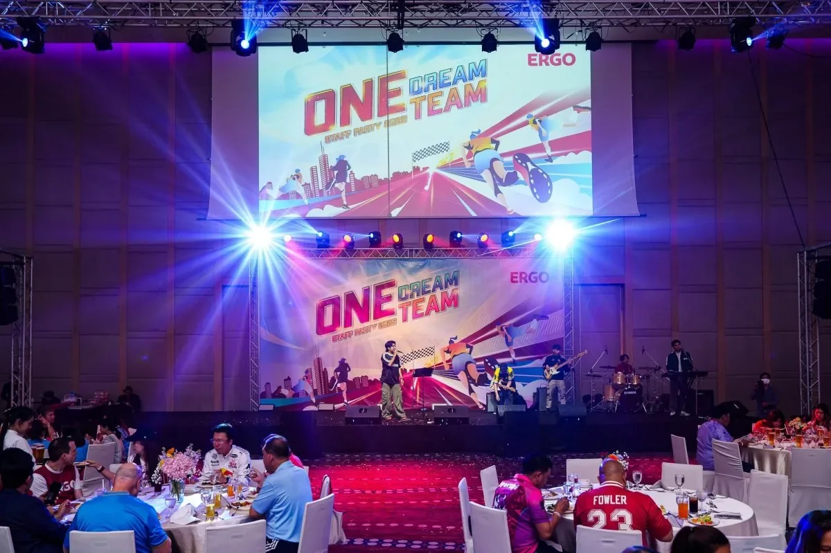 เวที ERGO ONE DREAM TEAM พร้อมโต๊ะจัดเลี้ยง