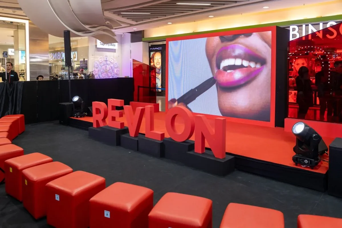 เวทีและพื้นที่กิจกรรม REVLON สีแดง
