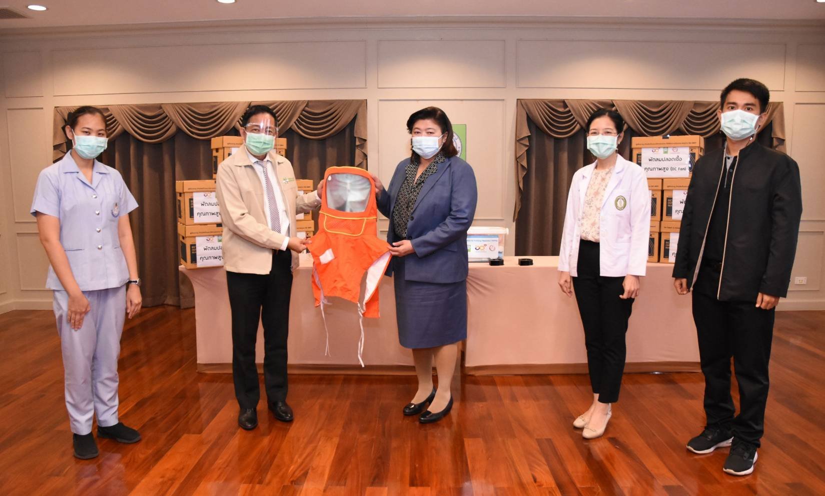 วช. มอบนวัตกรรมชุดหน้ากากป้องกันเชื้อโรคแบบคลุมศีรษะ แก่หน่วยงานทางการแพทย์ รับมือโควิด-19 วช. มอบนวัตกรรมชุดหน้ากากป้องกันเชื้อโรคแบบคลุมศีรษะ แก่หน่วยงานทางการแพทย์ รับมือโควิด-19