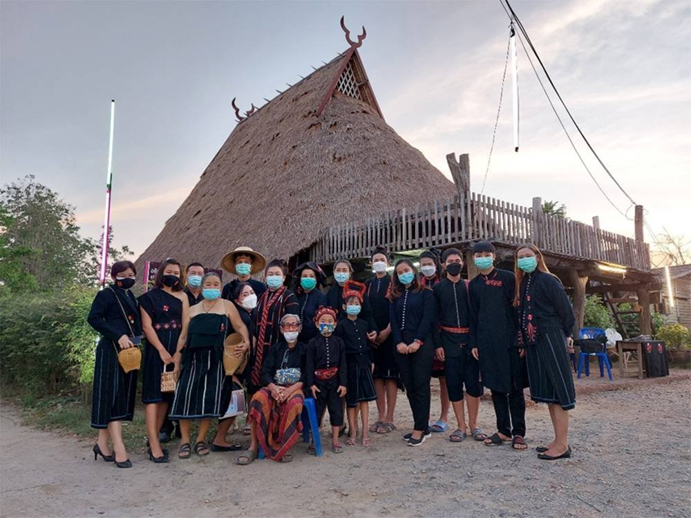 วช. หนุนทีมวิจัย ราชภัฏพระนคร ออกแบบพัฒนาผลิตภัณฑ์จากวัฒนธรรมชาวไทยทรงดำ สุพรรณบุรี หวังเผยแพร่และอนุรักษ์ความเป็นเอกลักษณ์ส่งต่อความรู้สร้างรายได้ให้ชุมชน วช. หนุนทีมวิจัย ราชภัฏพระนคร ออกแบบพัฒนาผลิตภัณฑ์จากวัฒนธรรมชาวไทยทรงดำ สุพรรณบุรี หวังเผยแพร่และอนุรักษ์ความเป็นเอกลักษณ์ส่งต่อความรู้สร้างรายได้ให้ชุมชน