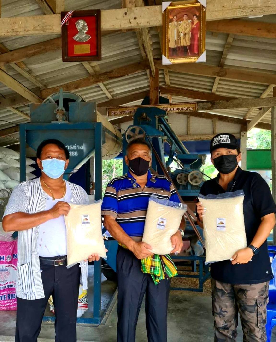 สมาคมชาวนาและเกษตรกรไทย และรายการคืนคุณให้แผ่นดินร่วมกันสู้ภัยโควิด-19 นำข้าวแจกจ่ายพี่น้องแนวชายแดน-ถิ่นกันดาร