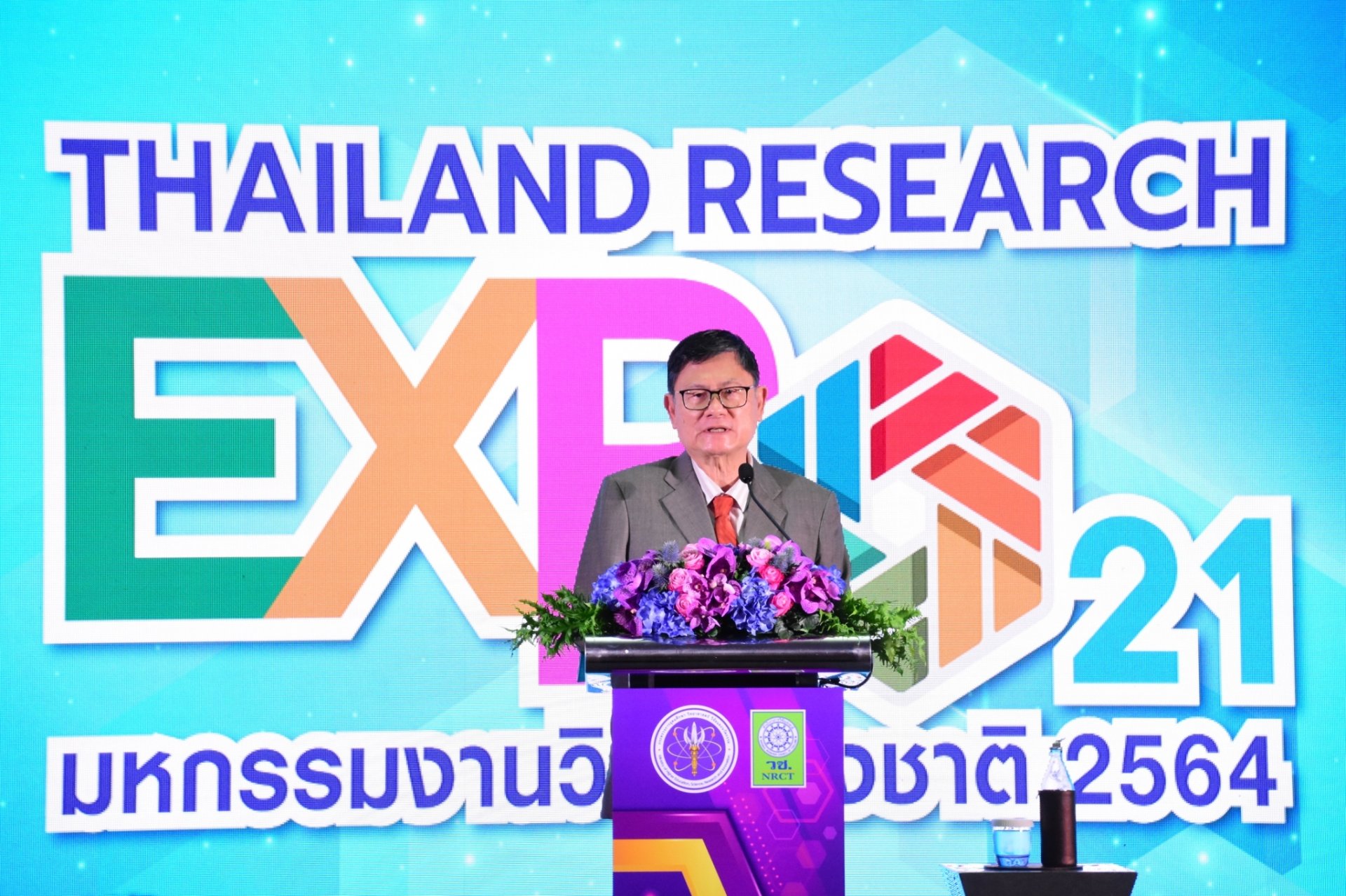 “เอนก” โชว์วิสัยทัศน์ วางเป้าหมายรับนโยบายไทยสู่ประเทศพัฒนาแล้วในปี 2580 ของ พล.อ.ประยุทธ์ จันทร์โอชา นายกรัฐมนตรี ชี้ประเทศต้องเดินด้วย 2 ขา ทั้งวิทยาศาสตร์ วิจัยและนวัตกรรมควบคู่กับเศรษฐกิจสร้างสรรค์ ย้ำต้องไม่ทิ้งอดีต เพื่อติดปีกสู่อนาคตที่มั่นคง มั่งค “เอนก” โชว์วิสัยทัศน์ วางเป้าหมายรับนโยบายไทยสู่ประเทศพัฒนาแล้วในปี 2580 ของ พล.อ.ประยุทธ์ จันทร์โอชา นายกรัฐมนตรี ชี้ประเทศต้องเดินด้วย 2 ขา ทั้งวิทยาศาสตร์ วิจัยและนวัตกรรมควบคู่กับเศรษฐกิจสร้างสรรค์ ย้ำต้องไม่ทิ้งอดีต เพื่อติดปีกสู่อนาคตที่มั่นคง มั่งค