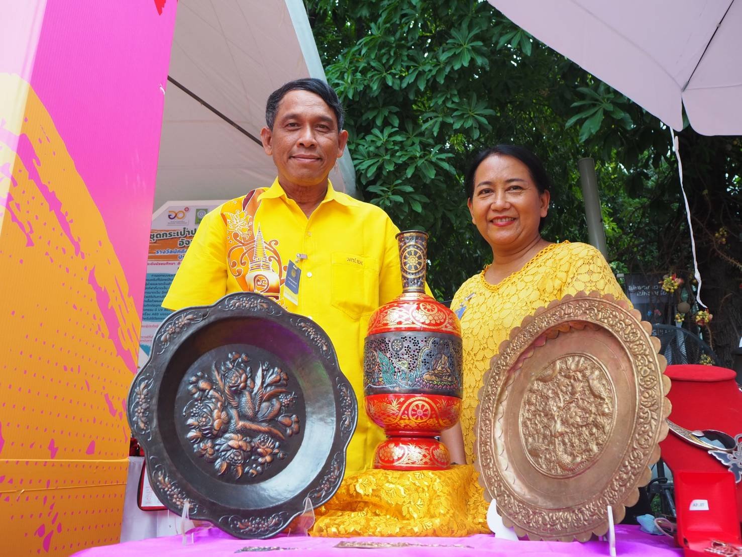 วช.หนุนประดิษฐ์แจกันหัตถศิลป์ลายทอง รวมทุกอัตลักษณ์นครศรีธรรมราช วช.หนุนประดิษฐ์แจกันหัตถศิลป์ลายทอง รวมทุกอัตลักษณ์นครศรีธรรมราช