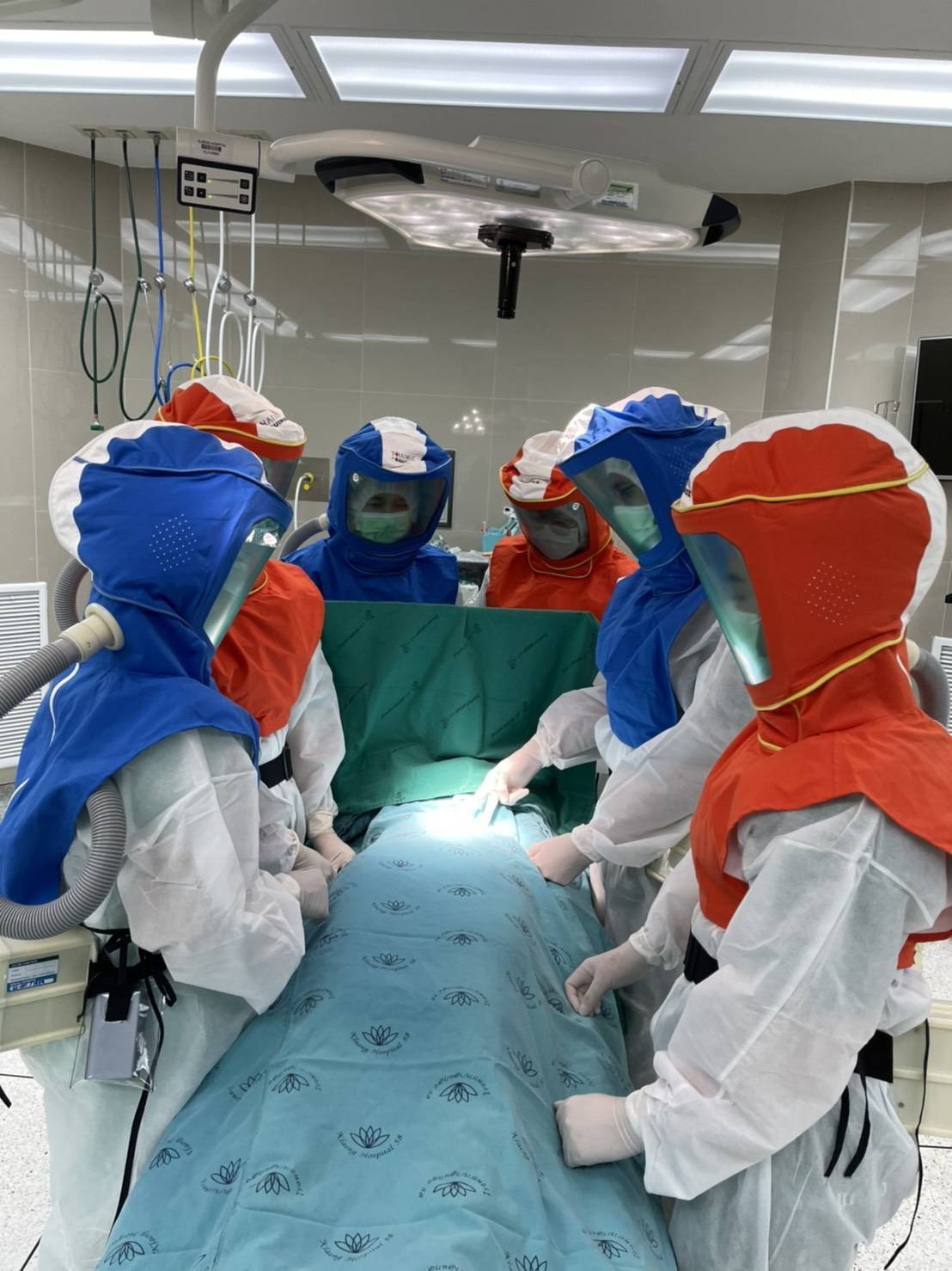 วช. สนับสนุนผลิตชุดหน้ากากป้องกันเชื้อโรคแบบคลุมศีรษะเพิ่ม 3,000 ชุด มอบให้โรงพยาบาล แพทย์และเจ้าหน้าที่ป้องกันโควิด-19 วช. สนับสนุนผลิตชุดหน้ากากป้องกันเชื้อโรคแบบคลุมศีรษะเพิ่ม 3,000 ชุด มอบให้โรงพยาบาล แพทย์และเจ้าหน้าที่ป้องกันโควิด-19