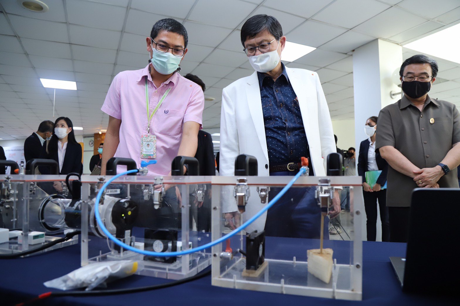 “เอนก" เดินหน้าร่วมมือกลุ่มรพ.หลักโรงเรียนแพทย์ UHosNet กระทรวงสาธารณสุข และ กทม ปรับรพ.สนามให้พร้อมรับผู้ป่วยโควิด-19 กลุ่มสีเหลือง ปรับงบช่วยเหลือหมอแนวหน้า “เอนก" เดินหน้าร่วมมือกลุ่มรพ.หลักโรงเรียนแพทย์ UHosNet กระทรวงสาธารณสุข และ กทม ปรับรพ.สนามให้พร้อมรับผู้ป่วยโควิด-19 กลุ่มสีเหลือง ปรับงบช่วยเหลือหมอแนวหน้า