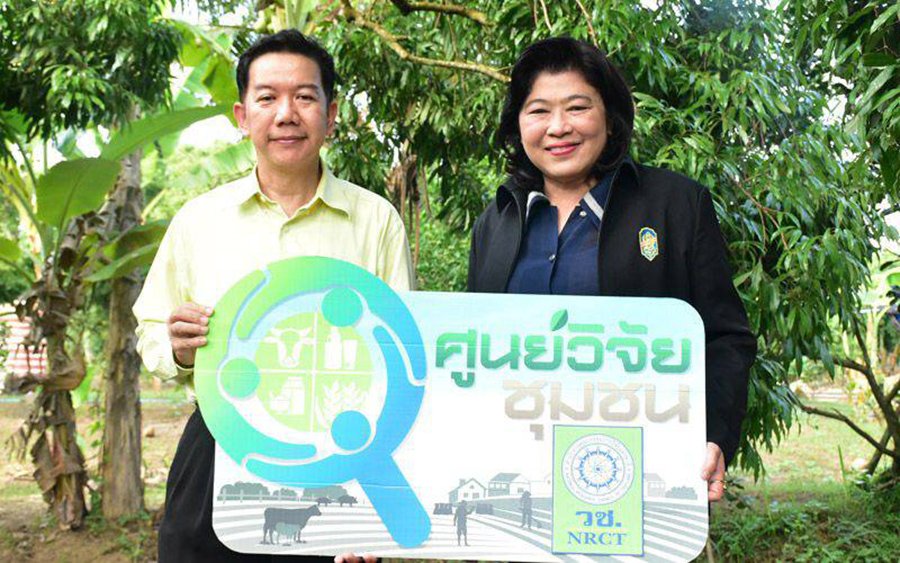 วช. ช่วยเกษตรกรแก้ไขปัญหาลิ้นจี่ไม่ออกดอกใน จ.สมุทรสงคราม พร้อมจัดตั้ง “ศูนย์วิจัยชุมชนตำบลแควอ้อม” ชูเป็นต้นแบบรวบรวมองค์ความรู้ด้านลิ้นจี่จากเครือข่ายวิจัย ภาครัฐและปราชญ์ชุมชนแบบครบวงจร ช่วยแก้ปัญหาให้เกษตรกรผู้ปลูกลิ้นจี่ในพื้นที่แบบยั่งยืน วช. ช่วยเกษตรกรแก้ไขปัญหาลิ้นจี่ไม่ออกดอกใน จ.สมุทรสงคราม พร้อมจัดตั้ง “ศูนย์วิจัยชุมชนตำบลแควอ้อม” ชูเป็นต้นแบบรวบรวมองค์ความรู้ด้านลิ้นจี่จากเครือข่ายวิจัย ภาครัฐและปราชญ์ชุมชนแบบครบวงจร ช่วยแก้ปัญหาให้เกษตรกรผู้ปลูกลิ้นจี่ในพื้นที่แบบยั่งยืน