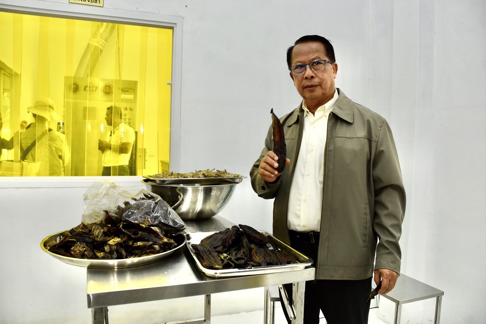 วช. หนุน วท.สุราษฎร์ธานี เดินหน้าส่งต่อองค์ความรู้ “เตาอบรมควันปลาเม็งระบบอัตโนมัติ” สู่ชุมชนบ้านห้วยทราย ต่อยอดแปรรูปปลาเม็งสู่ผู้บริโภค ส่งเสริมเป็นสินค้า GI วช. หนุน วท.สุราษฎร์ธานี เดินหน้าส่งต่อองค์ความรู้ “เตาอบรมควันปลาเม็งระบบอัตโนมัติ” สู่ชุมชนบ้านห้วยทราย ต่อยอดแปรรูปปลาเม็งสู่ผู้บริโภค ส่งเสริมเป็นสินค้า GI