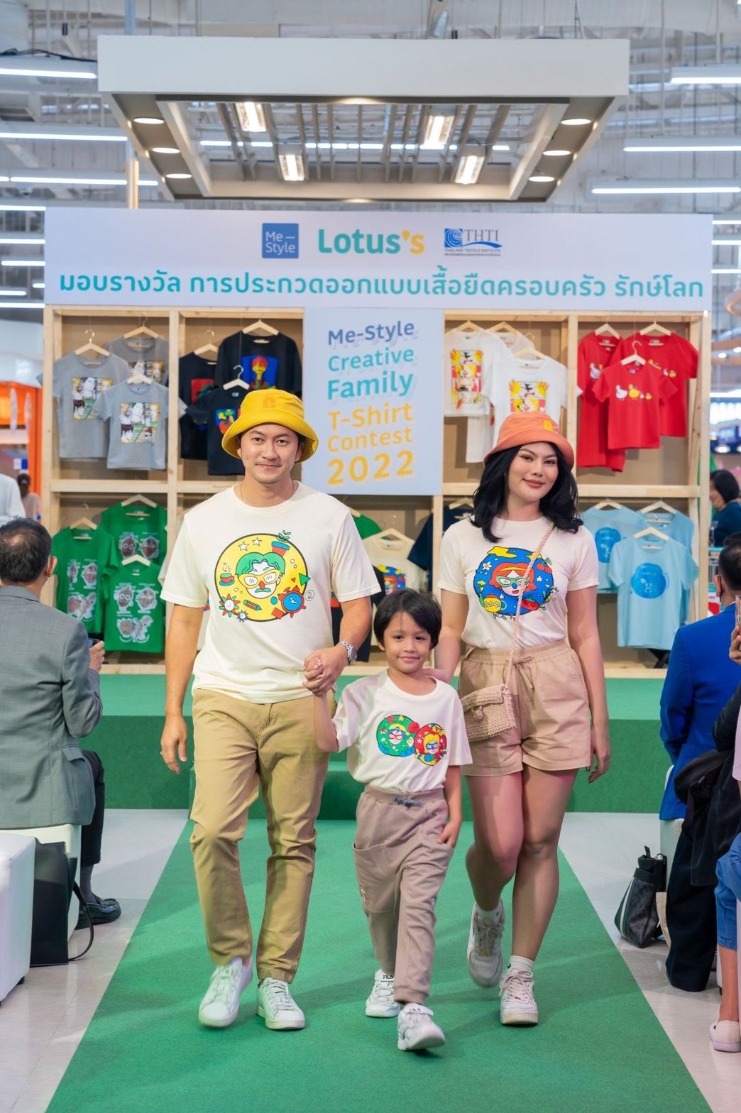 โลตัส อวดโฉมเสื้อผ้าแบรนด์ MeStyle คอลเลกชั่นพิเศษโดย Young Designers ผลงานเยาวชนจากโครงการประกวดออกแบบกราฟฟิกเสื้อยืดครอบครัวที่ผลิตจากวัสดุรีไซเคิล โลตัส อวดโฉมเสื้อผ้าแบรนด์ MeStyle คอลเลกชั่นพิเศษโดย Young Designers ผลงานเยาวชนจากโครงการประกวดออกแบบกราฟฟิกเสื้อยืดครอบครัวที่ผลิตจากวัสดุรีไซเคิล