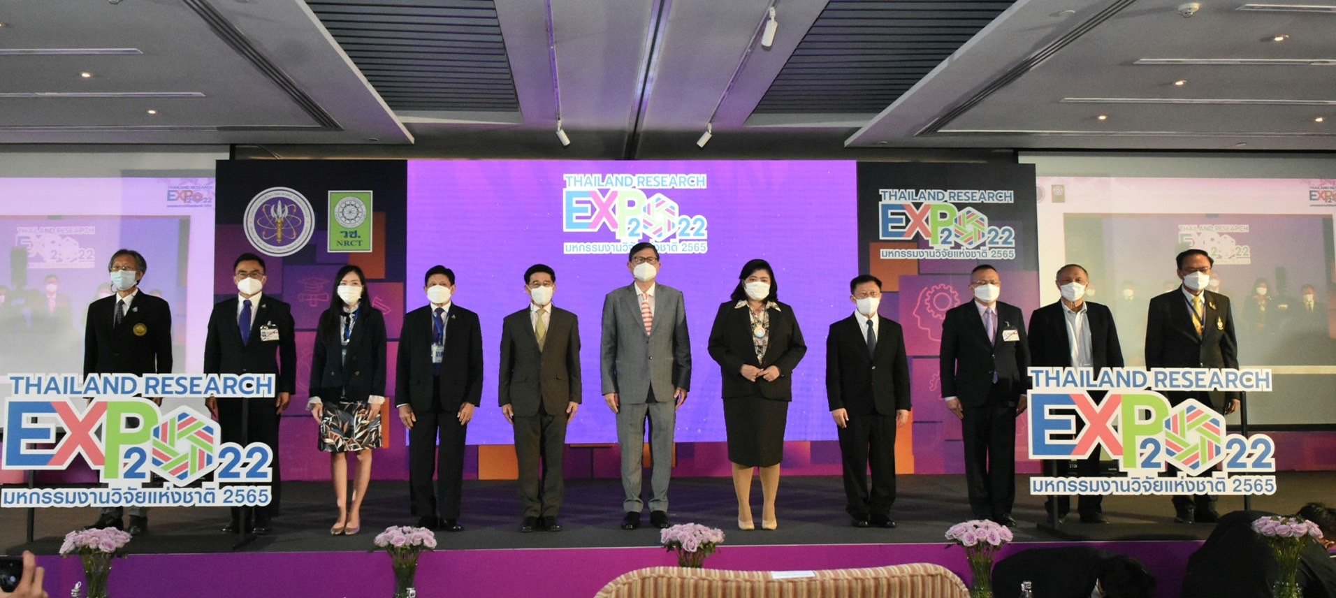 เอนก ชูยุทธศาสตร์การขับเคลื่อนการพัฒนาประเทศด้วยโมเดลเศรษฐกิจ BCG นำเข้าสู่ งานมหกรรมงานวิจัยแห่งชาติ 2565 อย่างยิ่งใหญ่ อบอุ่น และสวยงาม เอนก ชูยุทธศาสตร์การขับเคลื่อนการพัฒนาประเทศด้วยโมเดลเศรษฐกิจ BCG นำเข้าสู่ งานมหกรรมงานวิจัยแห่งชาติ 2565 อย่างยิ่งใหญ่ อบอุ่น และสวยงาม