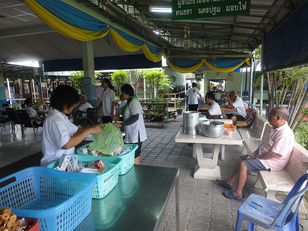 กิจกรรมเพื่อสังคมของบริษัท 0010 มอบสิ่งของบริจาค สถานสงเคราะห์คนชรานครปฐม 30-7-54