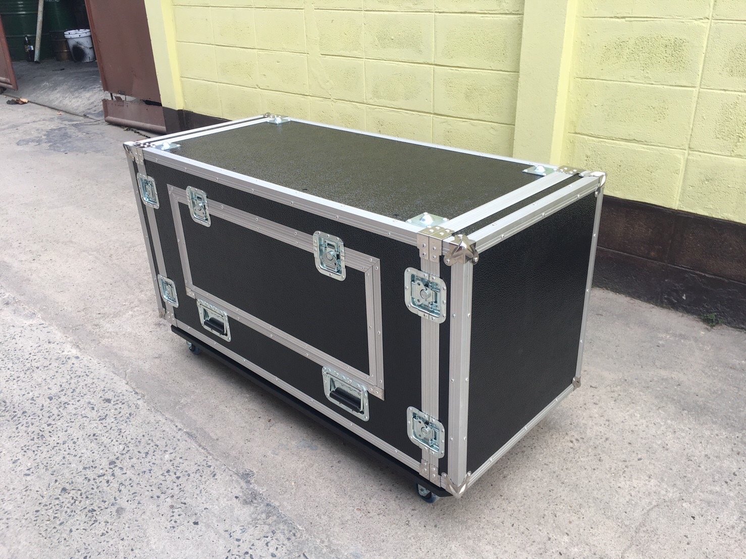 SERVER RACK WITH SHOCK MOUNT - thaiflightcase