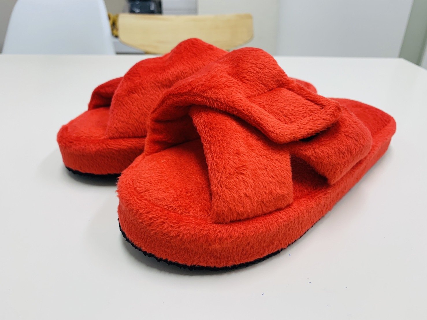 รองเท้าลดแรงกระแทก สำหรับผู้ที่มีอาการรองช้ำ Poly รุ่นปรับหน้ากว้างได้  สีแดง พื้นMicrofiberสีแดง