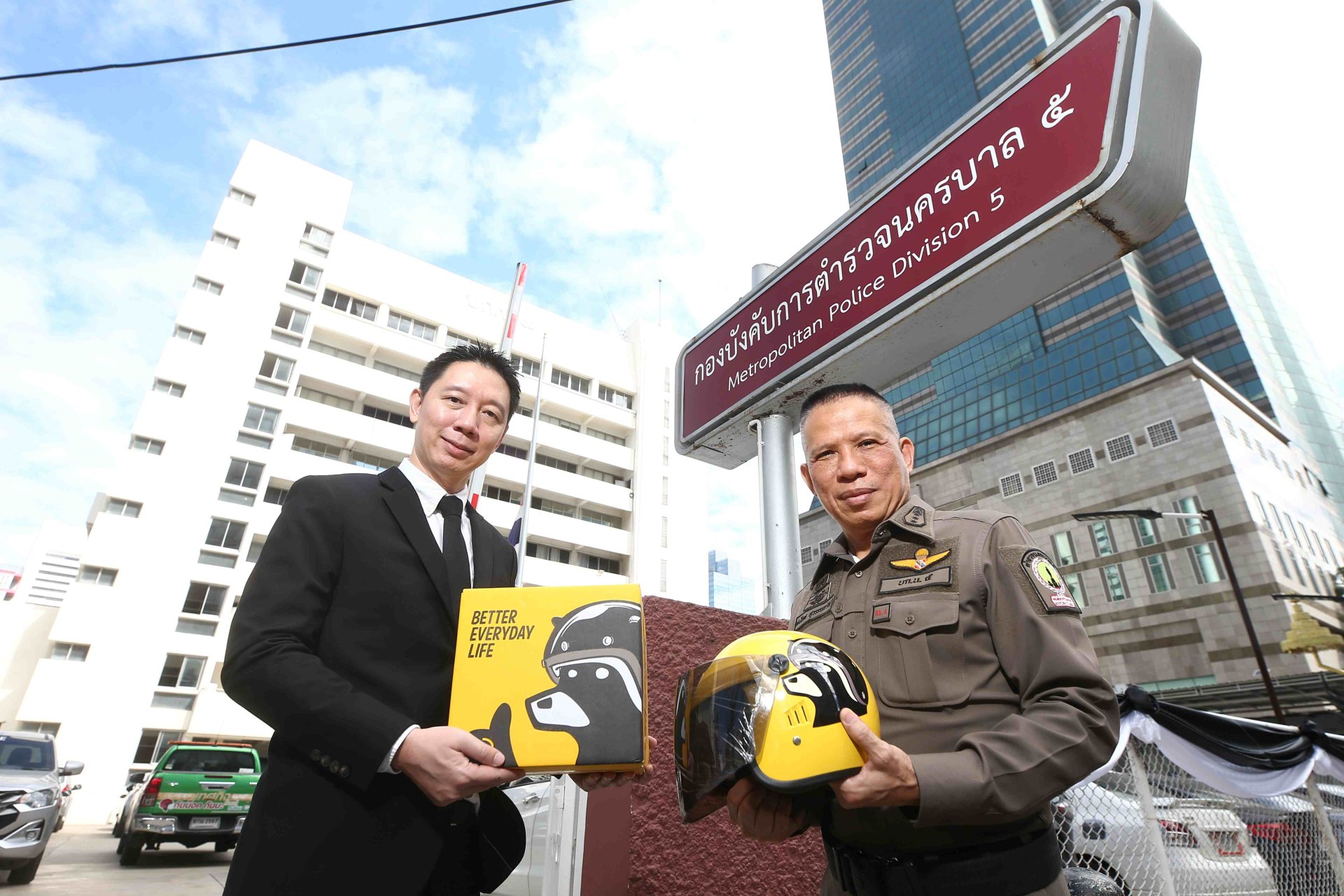 กรุงศรี ออโต้ เดินหน้าส่งเสริมความปลอดภัยบนท้องถนน ส่งมอบหมวกกันน็อกเด็ก แก่กองบังคับการตำรวจนครบาล กองบังคับการตำรวจภูธรจังหวัด และกองบังคับการสืบสวนสอบสวนตำรวจภูธรภาค
