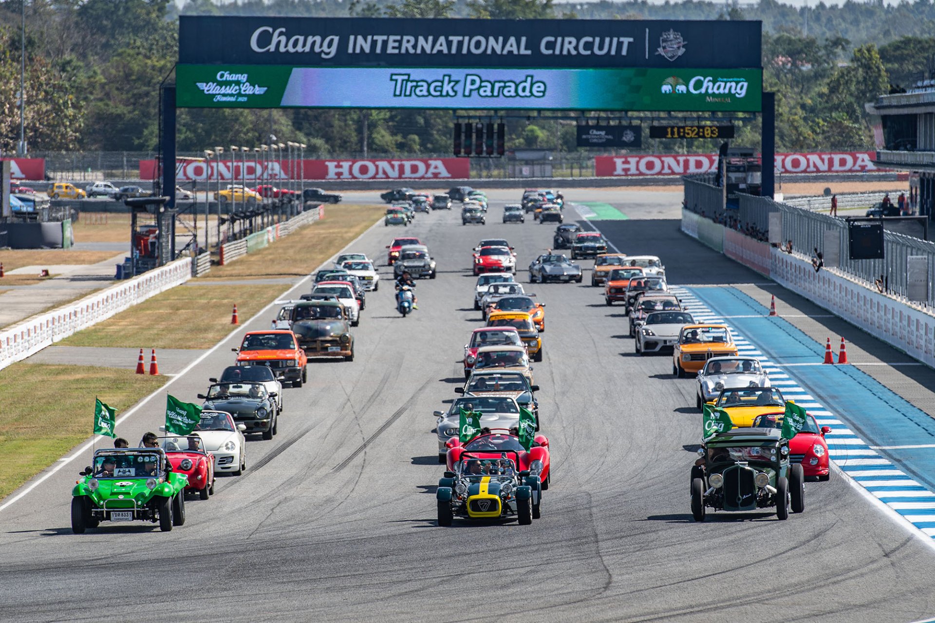 Chang Classic Car Revival 2025 รถคลาสสิค 1,000 คันกระหึ่มสนาม "ชาช่า-เบนซ์ เรซซิ่ง ผลงานเยี่ยม เปิดให้ผู้อพยพ-ประชาชนชมฟรี!