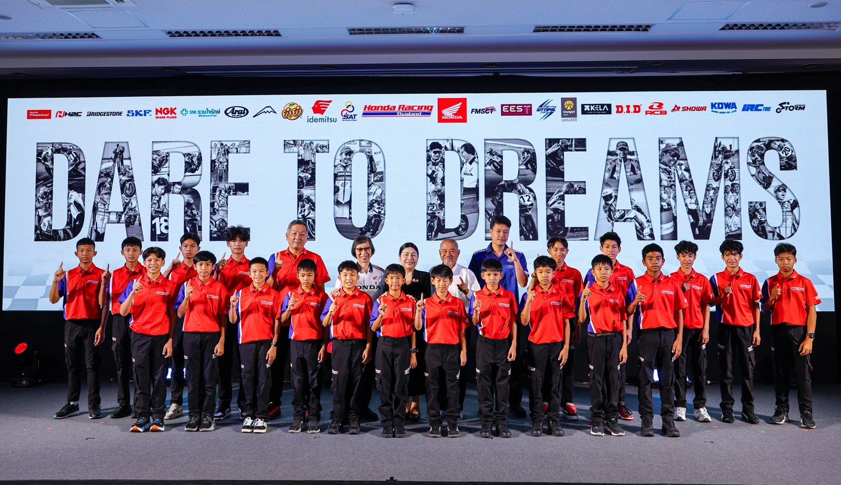 ไทยฮอนด้า จับมือ ฮอนด้า เอชอาร์ซี ยกระดับมอเตอร์สปอร์ตไทย สู่ระดับโลก ส่ง 2 นักแข่งไทย ก้อง-สมเกียรติ และ นีโม่-จิรัฎฐ์ สู่ทีมโรงงาน ทั้งทางเรียบและทางฝุ่น พร้อมเปิดไลน์อัพนักบิดไทยประจำปี 2026