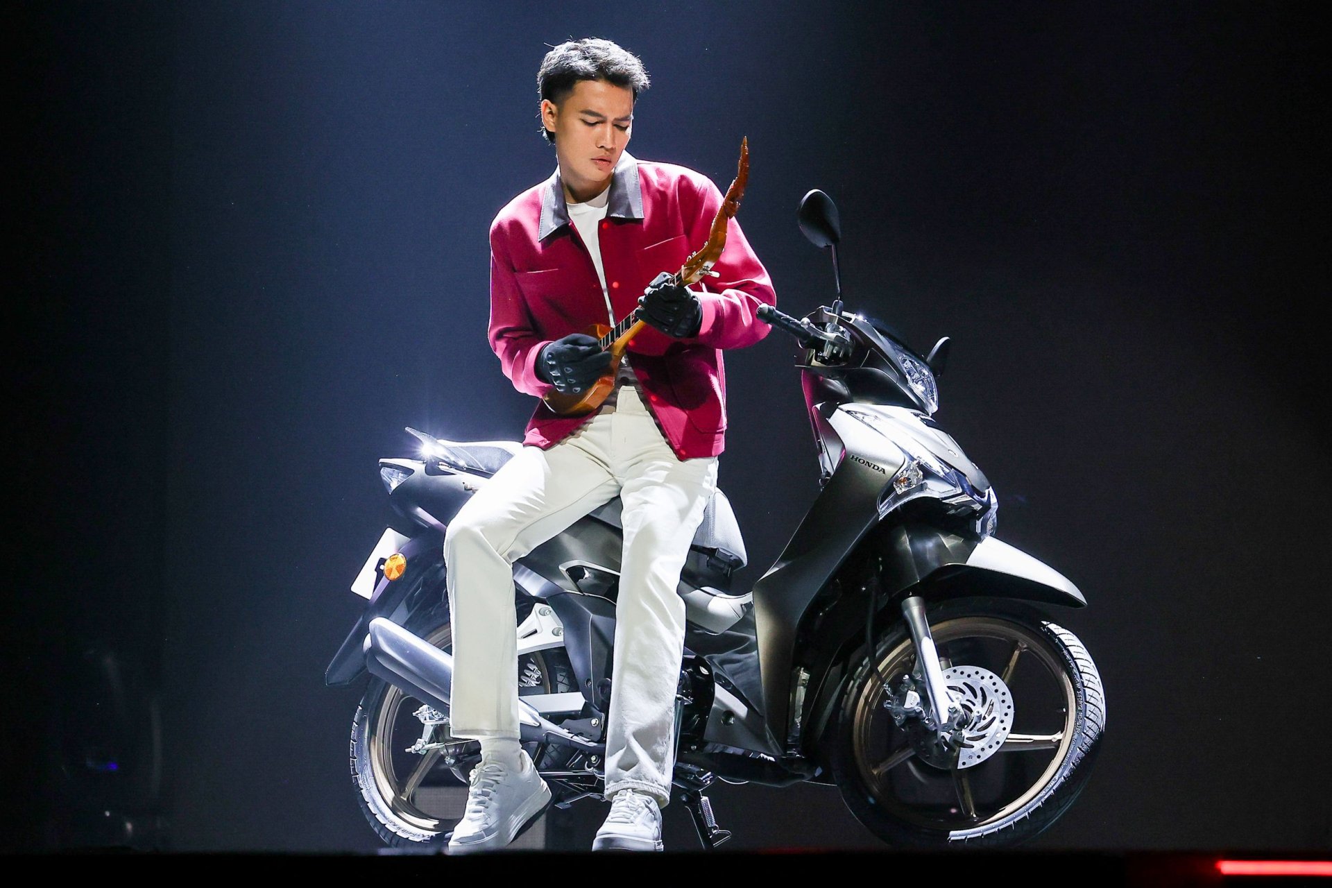 รถจักรยานยนต์ฮอนด้า ปล่อยวิดีโอถ่ายทอดความผูกพั นของครอบครัวเวฟ ผ่านเรื่องราวของ โจอี้-ภูวศิษฐ์ พรีเซนเตอร์คนล่าสุดของ All New Honda Wave125 รถจักรยานยนต์ฮอนด้า ปล่อยวิดีโอถ่ายทอดความผูกพั นของครอบครัวเวฟ ผ่านเรื่องราวของ โจอี้-ภูวศิษฐ์ พรีเซนเตอร์คนล่าสุดของ All New Honda Wave125