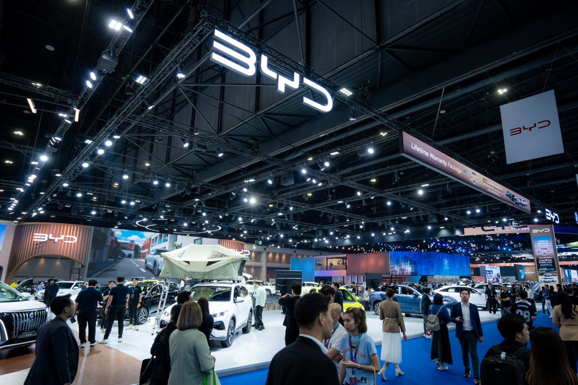 บีวายดี ประเทศไทย จับมือ เรเว่ ออโตโมทีฟ สร้างประวัติศาสตร์ครั้งใหม่ของวงการยานยนต์ ครั้งแรกของโลก! กับการเปิดตัวรถยนต์ใหม่ถึง 4 รุ่นพร้อมกัน ภายใต้แบรนด์BYD พร้อมจัดทัพรถยนต์พลังงานใหม่กว่า 40 คัน ร่วมสร้างปรากฏการณ์แห่งอนาคต