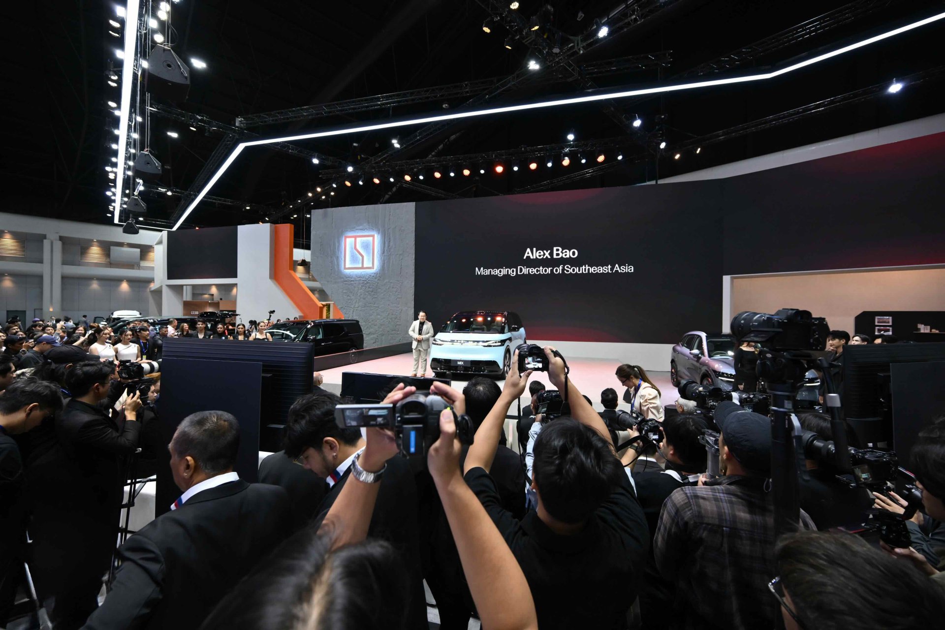 ยลโฉม ZEEKR Mix มินิแวนไฟฟ้าสุดล้ำ และ ZEEKR 009 GRAND