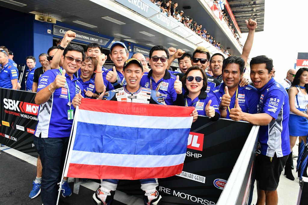 นักบิด YAMAHA THAILAND RACING TEAM สุดเจ๋ง ตั้น-เดชา ไกรศาสตร์ ผงาดคว้าอันดับ 2 ศึกชิงแชมป์โลก รุ่น World Supersport ในบ้าน นักบิด YAMAHA THAILAND RACING TEAM สุดเจ๋ง ตั้น-เดชา ไกรศาสตร์ ผงาดคว้าอันดับ 2 ศึกชิงแชมป์โลก รุ่น World Supersport ในบ้าน