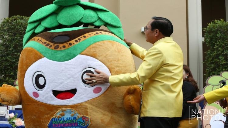 PM visited innovative researches and smashed mascot, prior to launching cabinet meeting