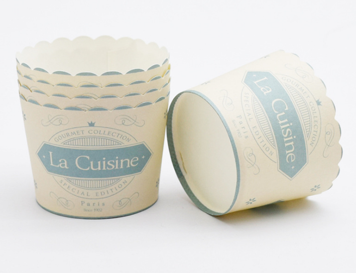 ถ้วยกระดาษปาเนตโทนทรงกลม สำหรับอบขนม คัพเค้ก มัฟฟิน เบเกอร์รี่ ลาย La Cuisine สีฟ้าพื้นขาว