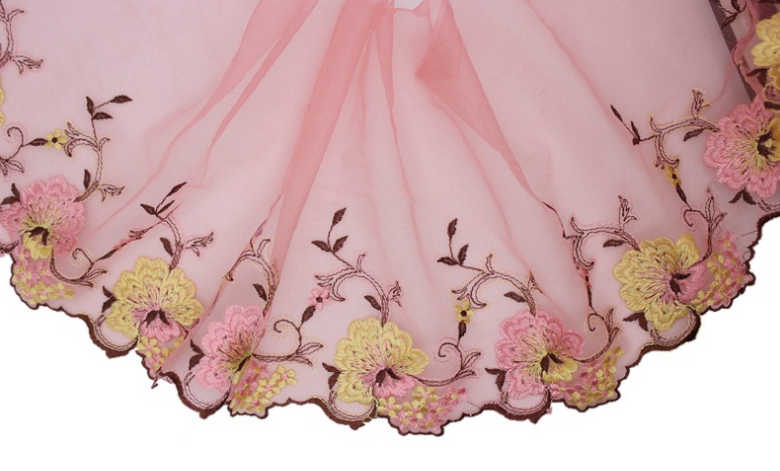 ผ้าตาข่ายลูกไม้สีชมพู ปักลายดอกไม้ กว้าง 20 cm จำนวน 1 หลา