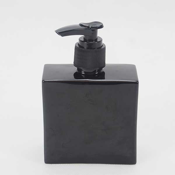 soap dispenser Black 8x4x8 cm. 250 ml.