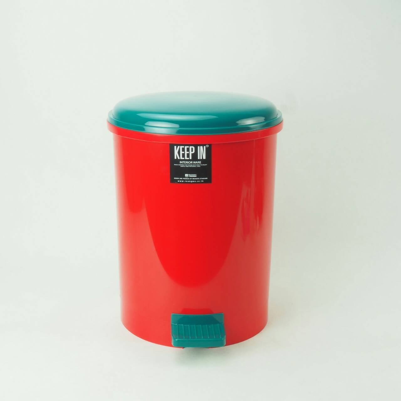 Round foot-pedaled plastic waste bin, size 18 L.