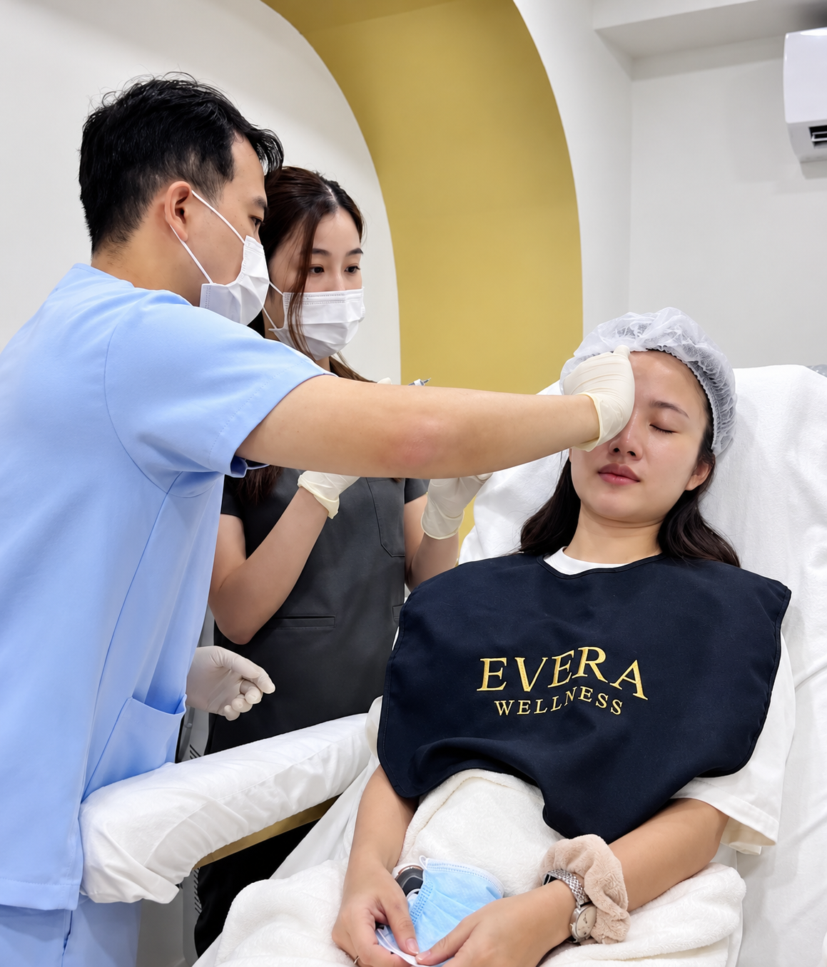 แพทย์และผู้ช่วยกำลังดูแลผู้รับบริการที่ Evera Wellness Clinic