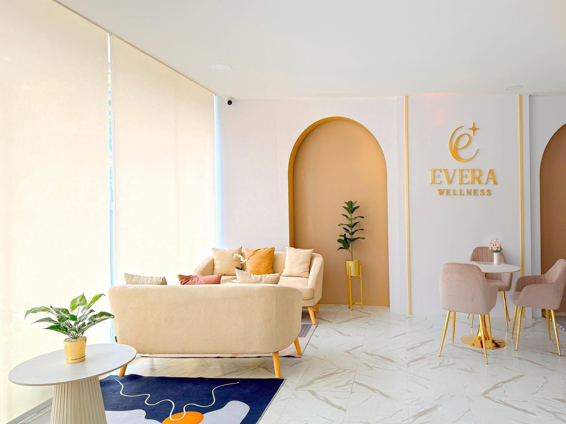 พื้นที่พักคอยภายใน Evera Wellness Clinic พร้อมโซฟาและมุมรับรองโทนครีมทอง