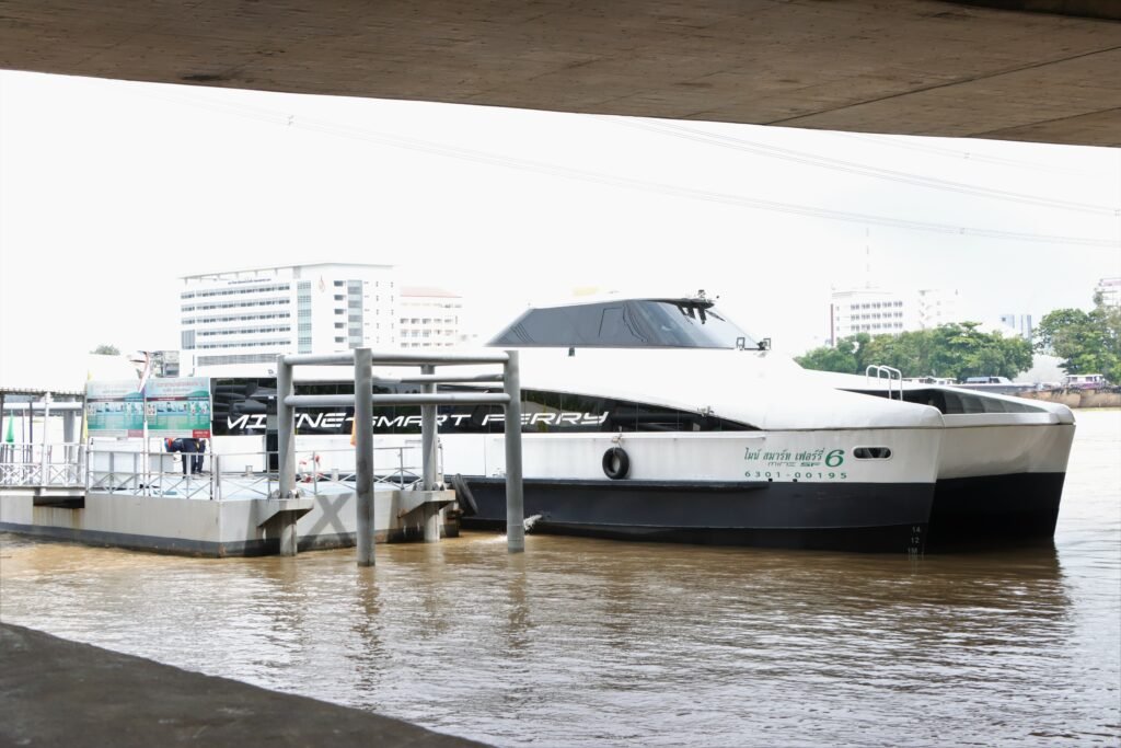 Aims to bring up a “Rama 7 – Sathorn” boat feeder connecting the blue-red line. Aims to bring up a “Rama 7 – Sathorn” boat feeder connecting the blue-red line.
