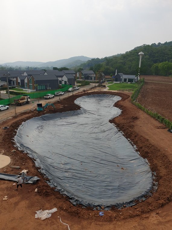 พลาสติก LDPE ปูสระน้ำ สำหรับจัดสวนในพื้นที่หมู่บ้านจัดสรร