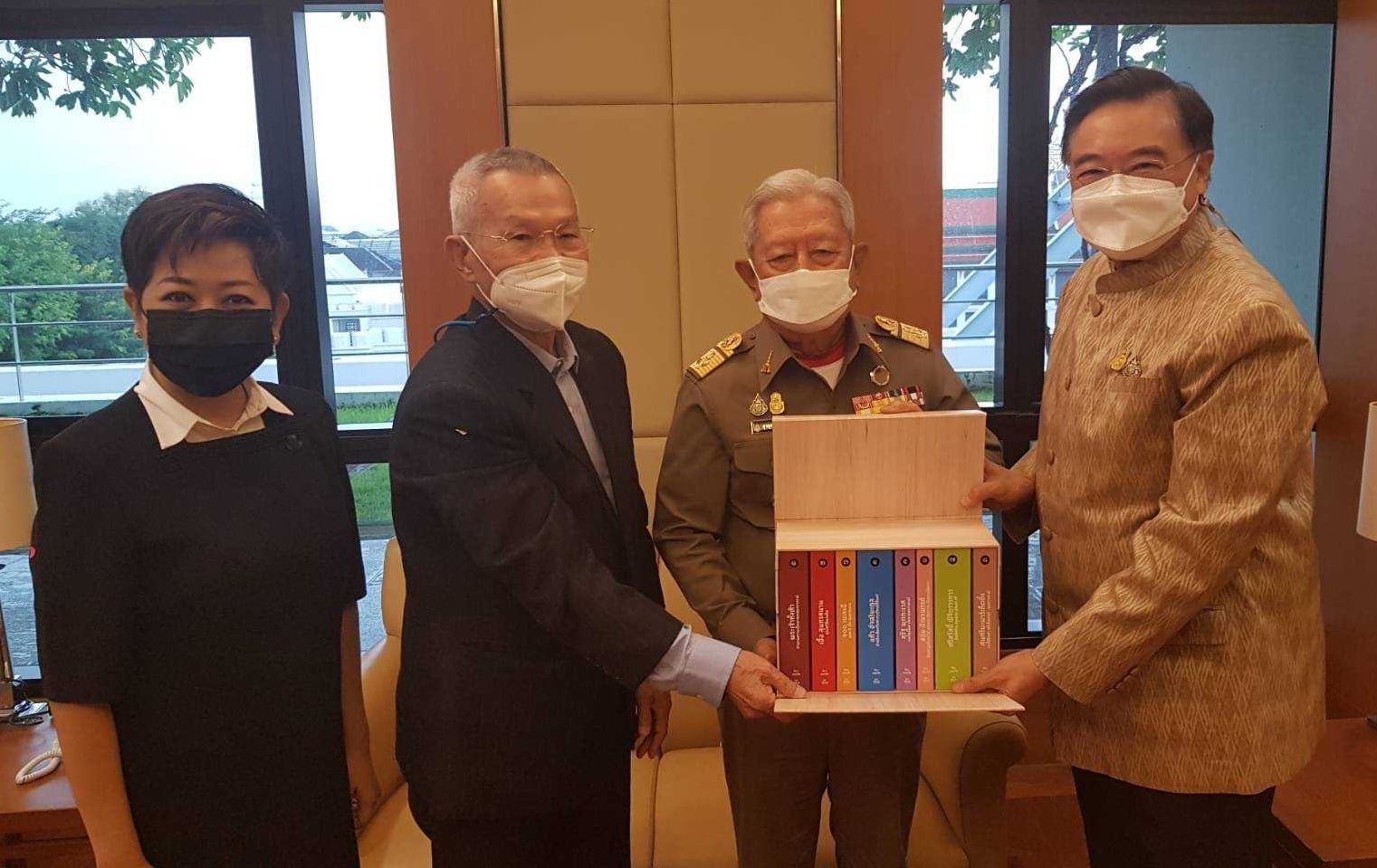 มูลนิธิสุนทราภรณ์ฯ และสำนักพิมพ์วิช มอบหนังสือ