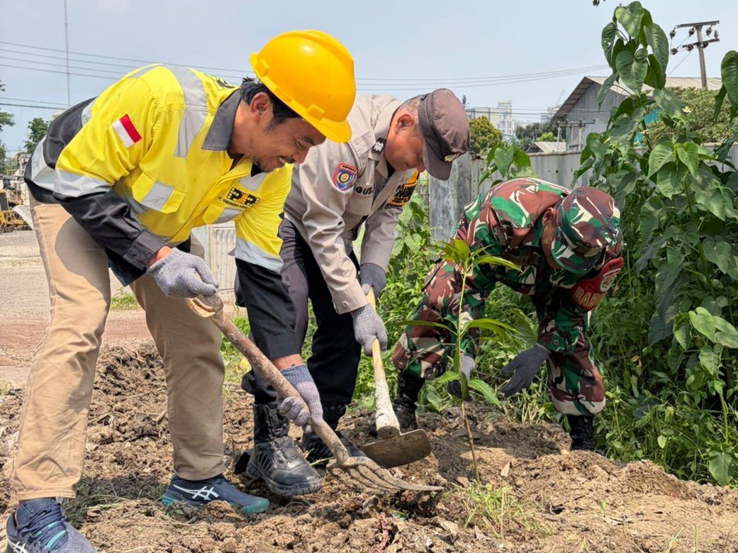 PT PSP Tanam 75 Bibit Pohon di Desa Klapanunggal, Bogor
