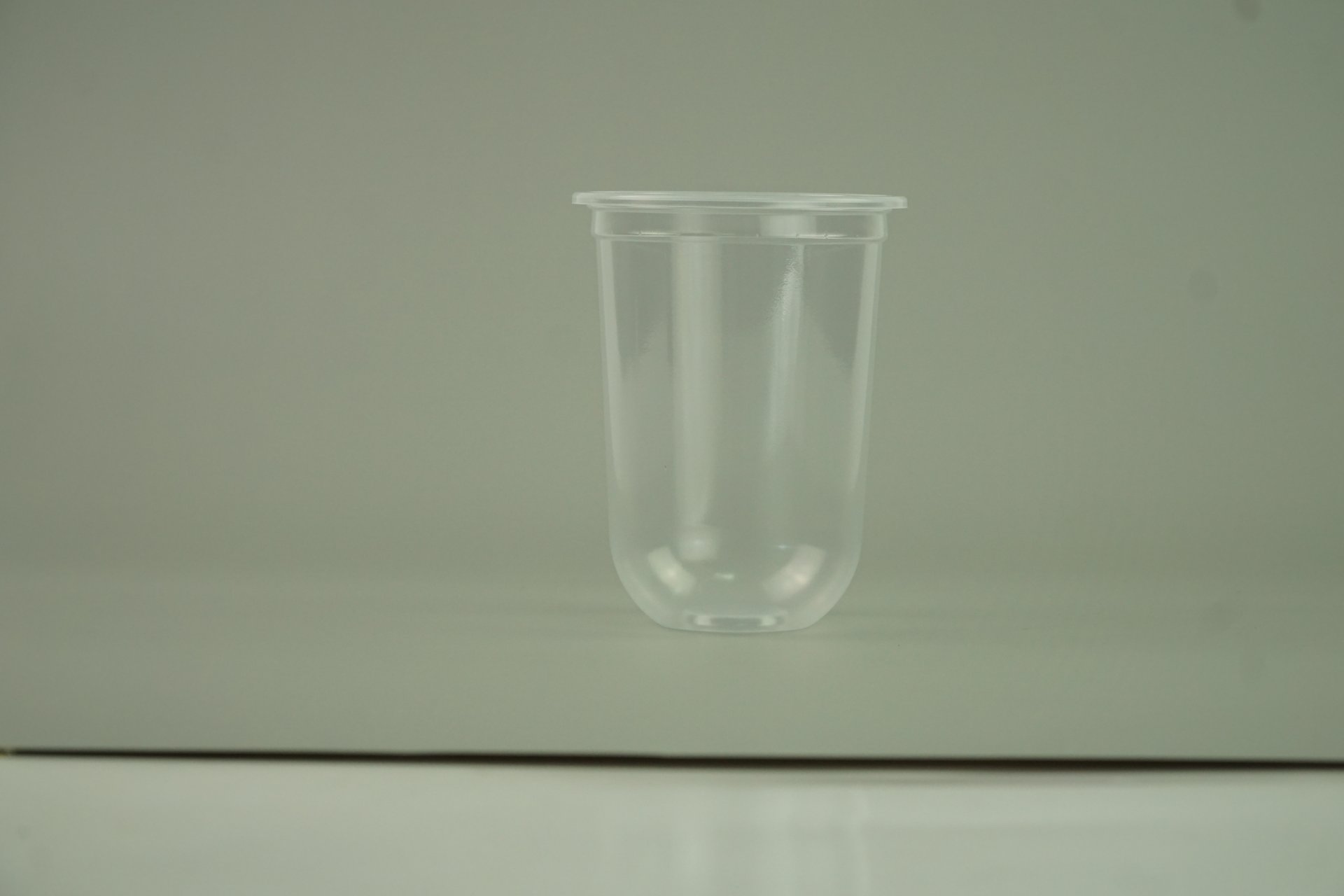 แก้วน้ำ 18 ออนซ์ แก้วพลาสติก PP ทรงแคปซูล ปาก95mm. ขนาด9.5x12.5x5.5 cm.