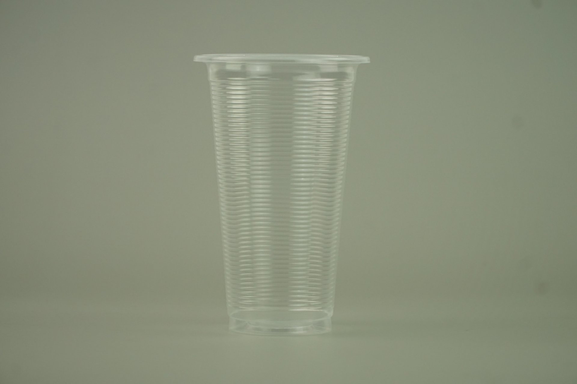 แก้วน้ำ 20 ออนซ์ แก้วพลาสติก PP ลอนใส รุ่นประหยัด ปาก95mm. ขนาด 9.5x15 x6 cm.
