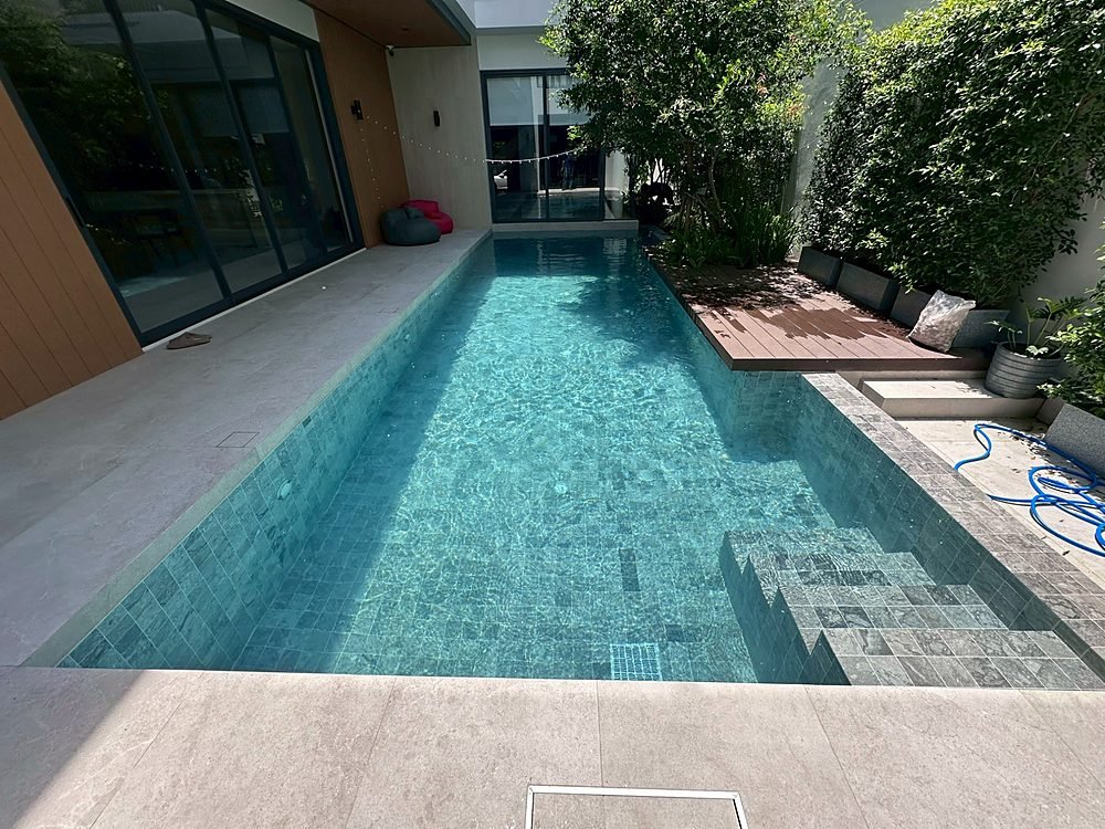 Residential swimming pool, Soi Inthamara