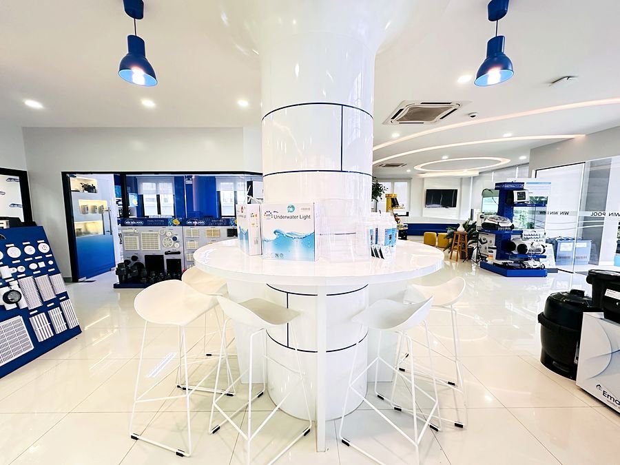 Central consultation counter in the showroom