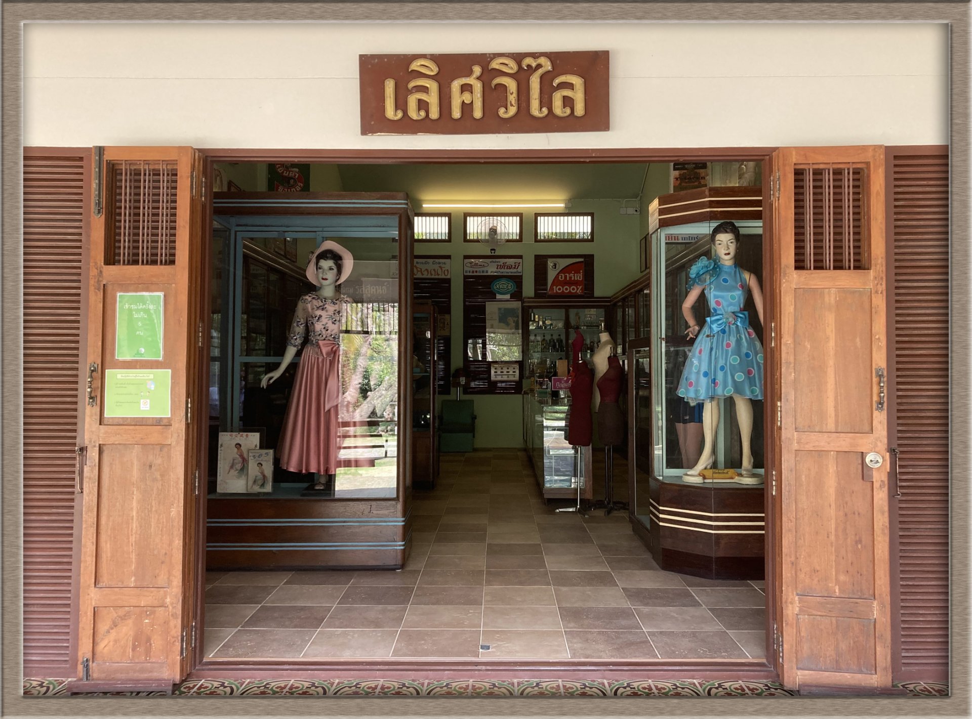 ตู้หุ่นโชว์เสื้อผ้าสตรีปูนพลาสเตอร์