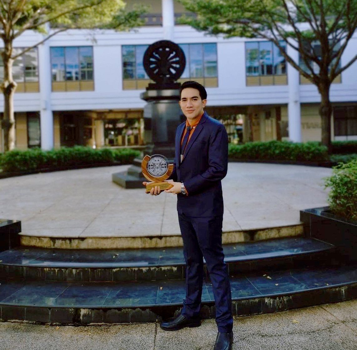 แสงเลเซอร์สีแดงช่วยดูแลผมร่วงผมบาง Low level laser Therapy for pattern hair loss แสงเลเซอร์สีแดงช่วยดูแลผมร่วงผมบาง Low level laser Therapy for pattern hair loss