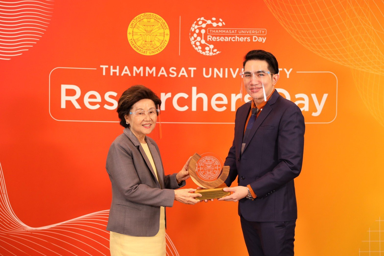 แสงเลเซอร์สีแดงช่วยดูแลผมร่วงผมบาง Low level laser Therapy for pattern hair loss แสงเลเซอร์สีแดงช่วยดูแลผมร่วงผมบาง Low level laser Therapy for pattern hair loss