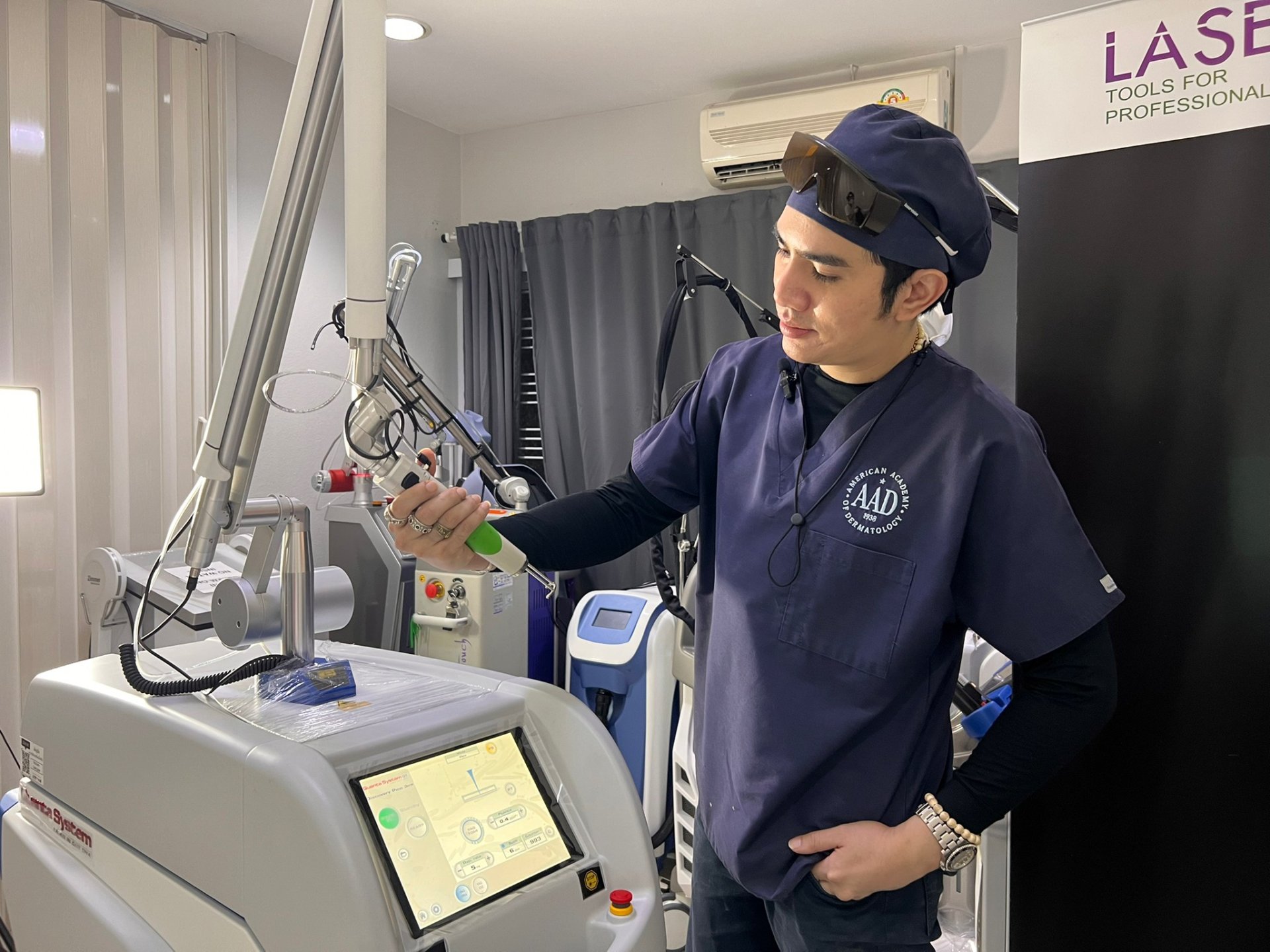 Picosecond Laser เทคโนโลยีพลังงานสูงในช่วงระยะเวลาที่สั้นมากช่วยทำลายเม็ดสีได้อย่างมีประสิทธิภาพ โดยส่งผลต่อเนื้อเยื่อข้างเคียงน้อยมาก Picosecond Laser เทคโนโลยีพลังงานสูงในช่วงระยะเวลาที่สั้นมากช่วยทำลายเม็ดสีได้อย่างมีประสิทธิภาพ โดยส่งผลต่อเนื้อเยื่อข้างเคียงน้อยมาก