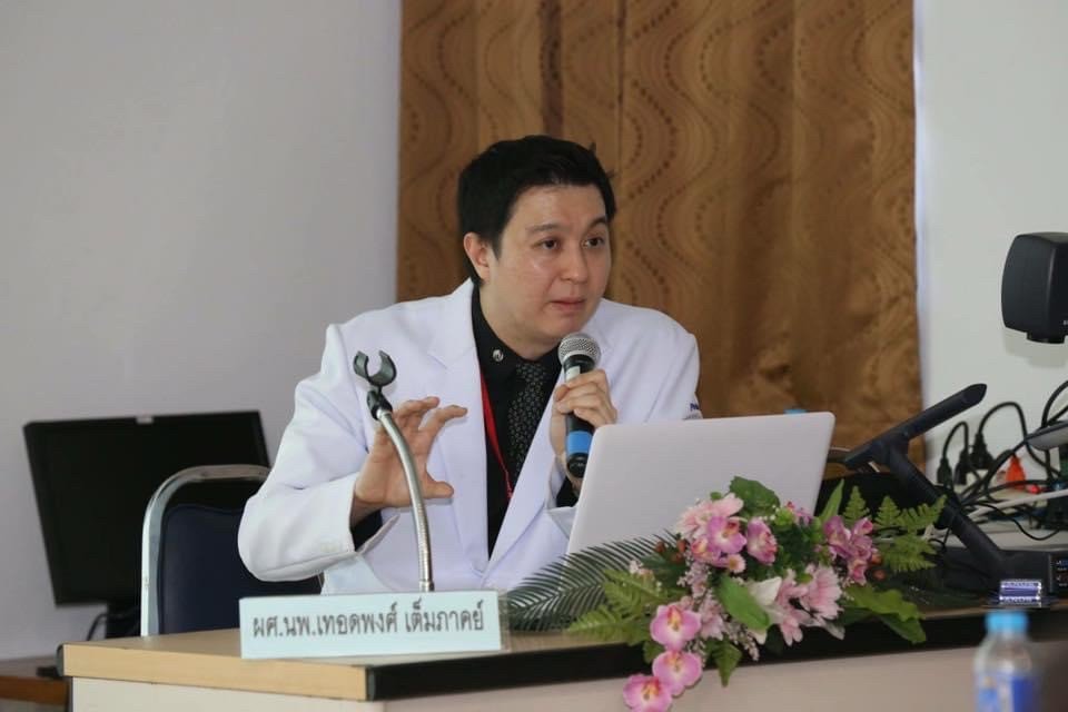 รองศาสตราจารย์นายแพทย์เทอดพงศ์ เต็มภาคย์ Associate Professor Therdpong Tempark, MD ภาควิชากุมารเวชศาสตร์ คณะแพทยศาสตร์ จุฬาลงกรณ์มหาวิทยาลัย รองศาสตราจารย์นายแพทย์เทอดพงศ์ เต็มภาคย์ Associate Professor Therdpong Tempark, MD ภาควิชากุมารเวชศาสตร์ คณะแพทยศาสตร์ จุฬาลงกรณ์มหาวิทยาลัย