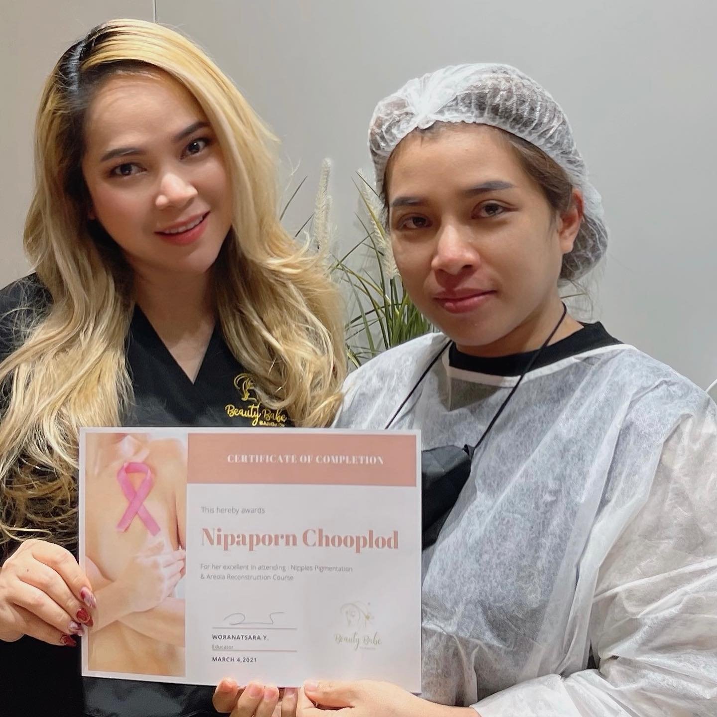 Beautyparadisebkk เราให้บริการด้านความงาม ทำเล็บ ต่อขนตา ฝังสีคิ้ว ฝังสีปาก แก้ไขความบกพร่องด้วยการสักเพื่อความงาม โดยผู้เชี่ยวชาญประสบการณ์กว่า 10 ปี