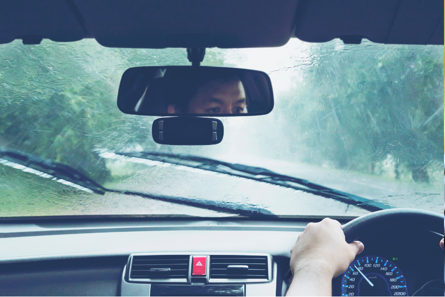 ขับรถตอนฝนตกหนัก