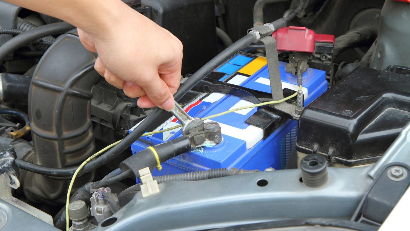 วิธีเปลี่ยนแบตเตอรี่รถยนต์ลูกใหม่