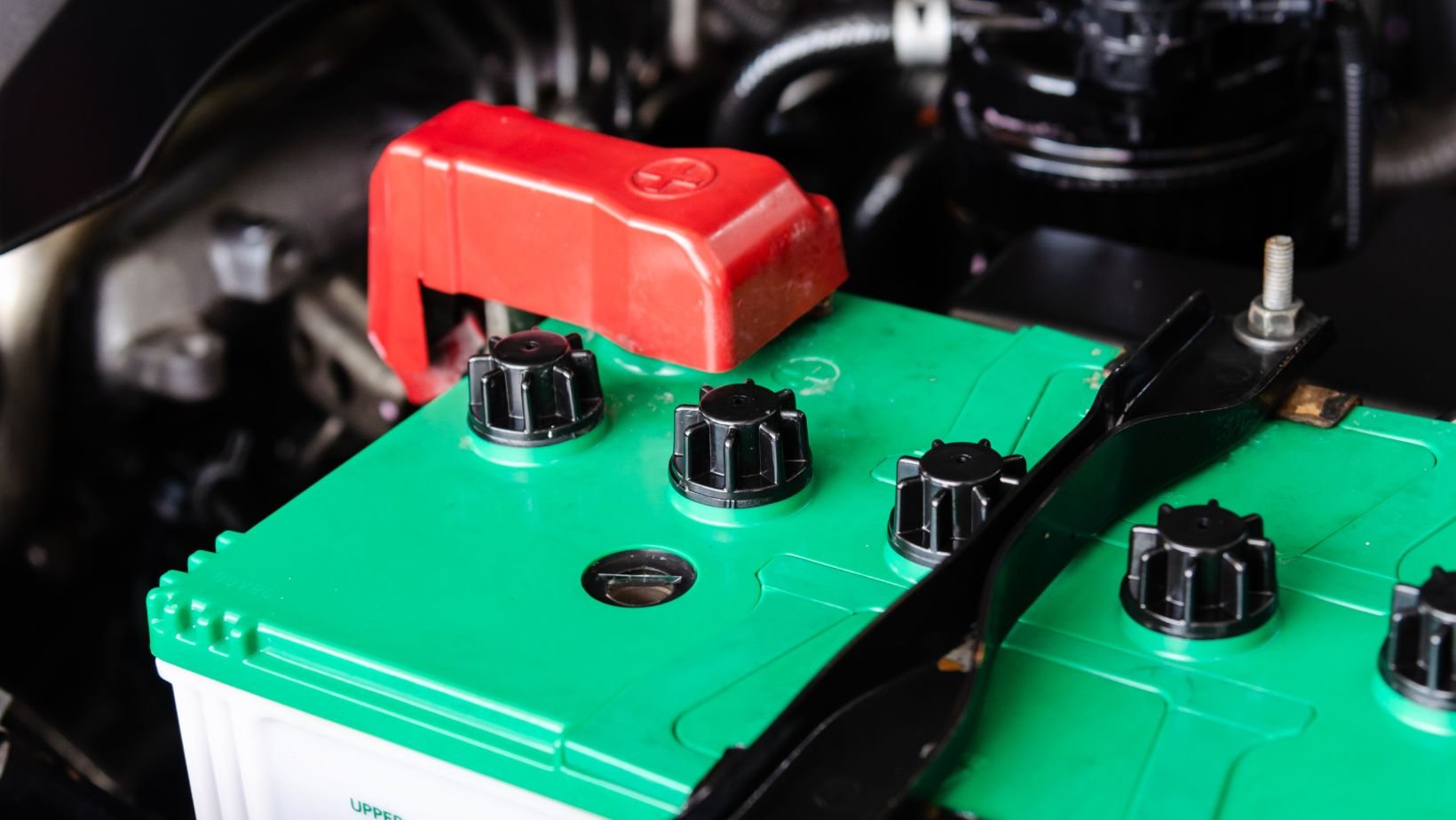 ถอดน็อตที่ตัวแบตเตอรี่